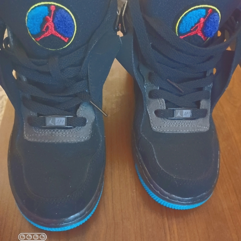 Jordans - AF1s! Like new! Mint cond! Women's size 6(Big Kids 4)*